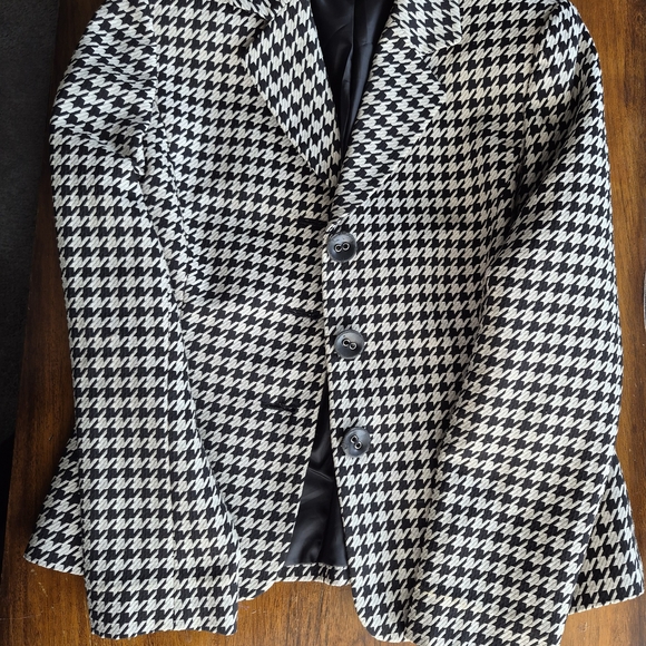 Tahari Houndstooth Blazer in Black and White - Picture 3 of 10